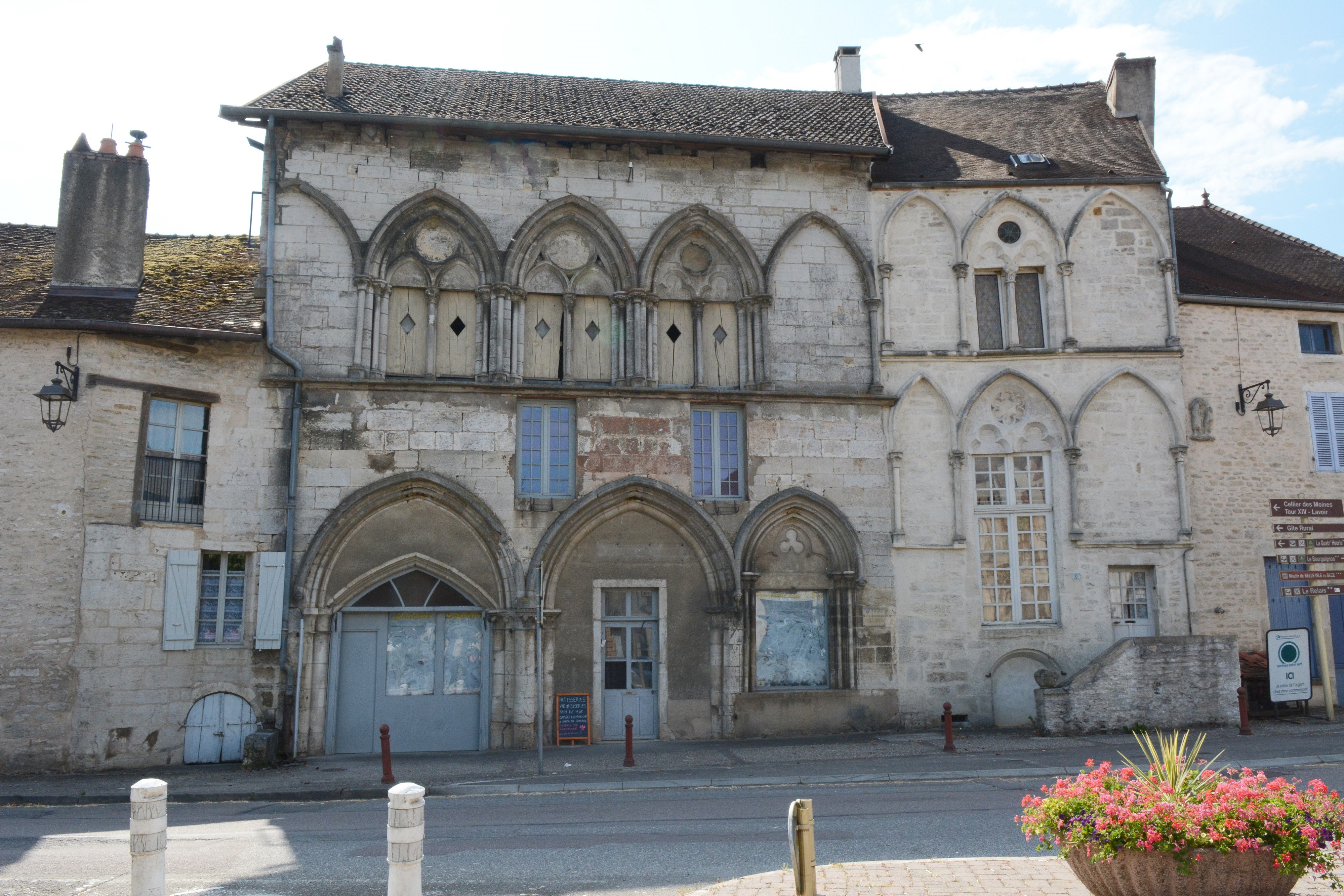 Place de Verdun, l’école monastique (13e s.), de style gothique avec fenêtres en trèfles.